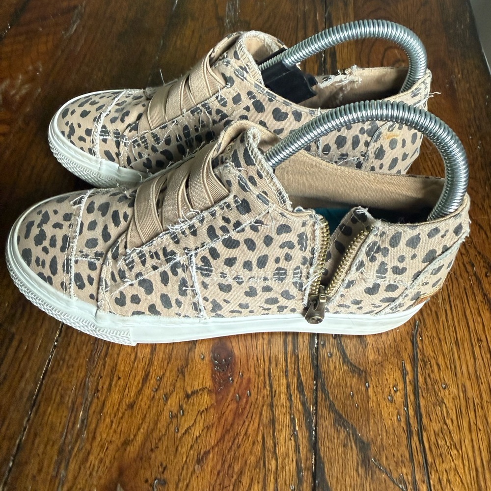 Blowfish Malibu Leopard Print Shoes with Zipper 6